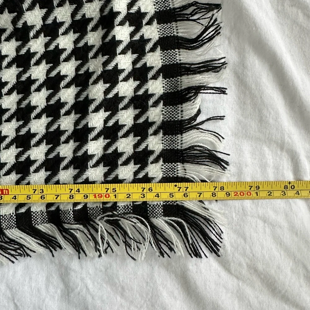 ✨ SOLD ✨ EUC Akira Chicago Red Label Black White Houndstooth Fringe Long Scarf - Picture 7 of 8